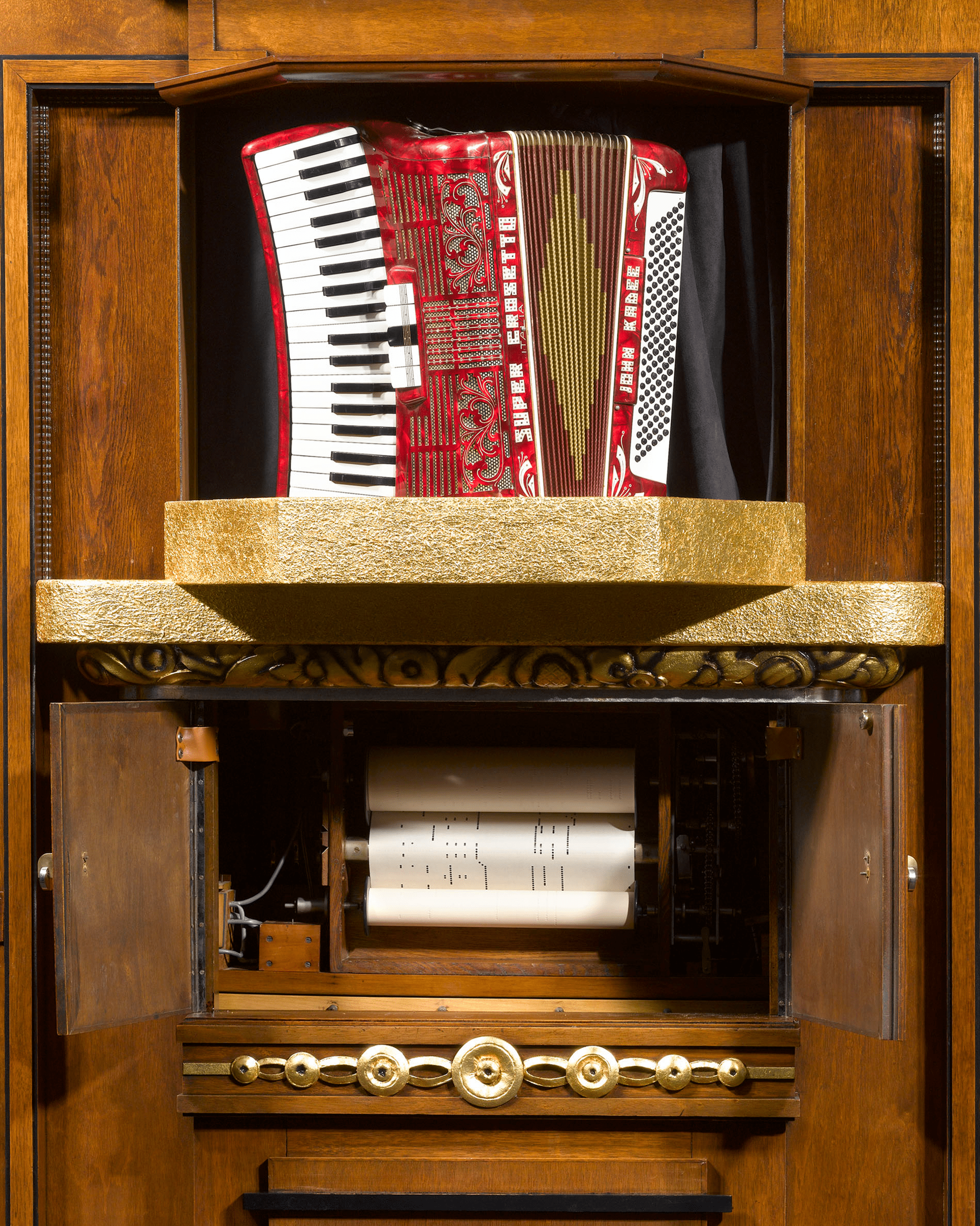 Stand-alone instruments, including drums, triangle and an accordion, are integrated in the mechanism