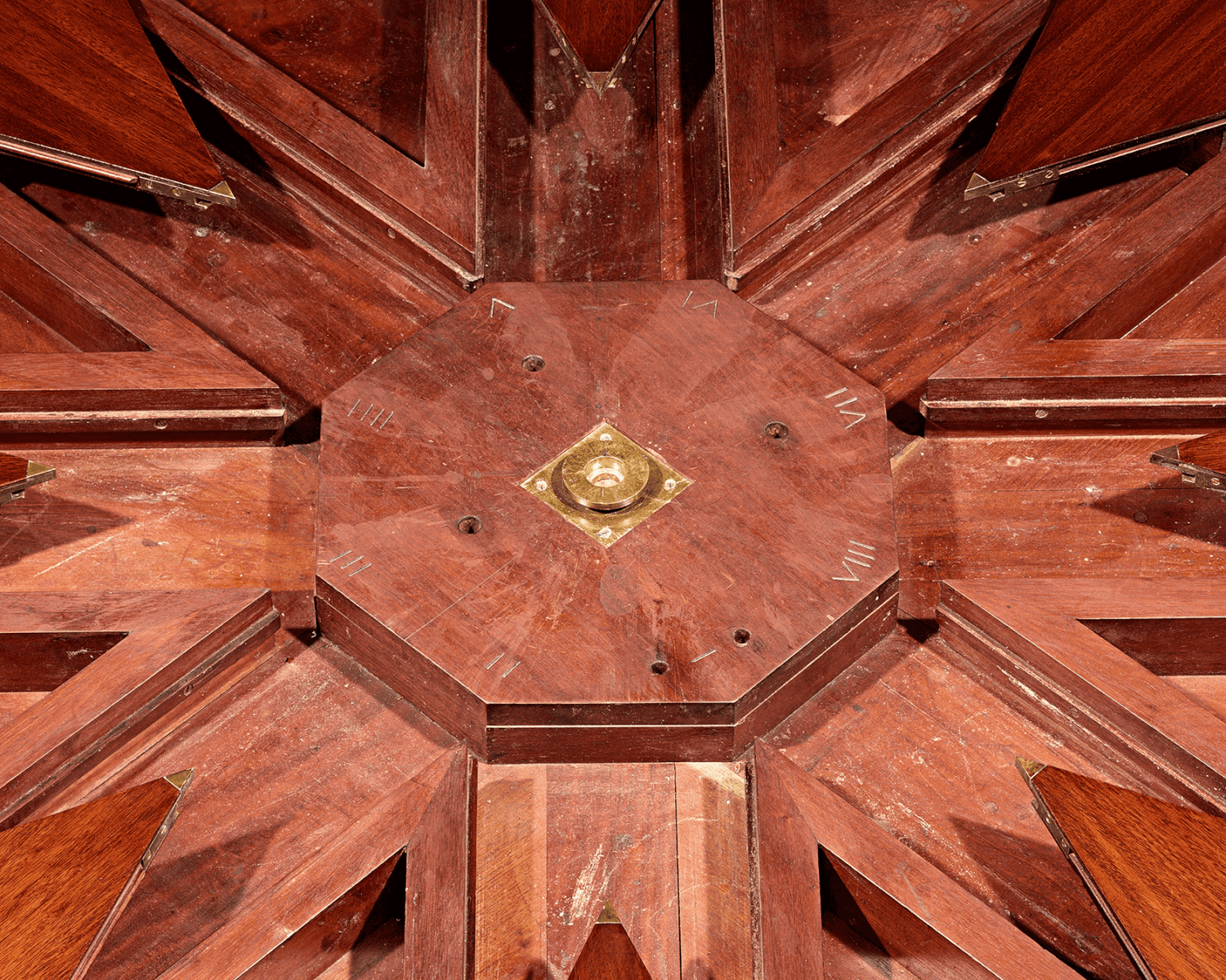 English Mahogany Expanding Table