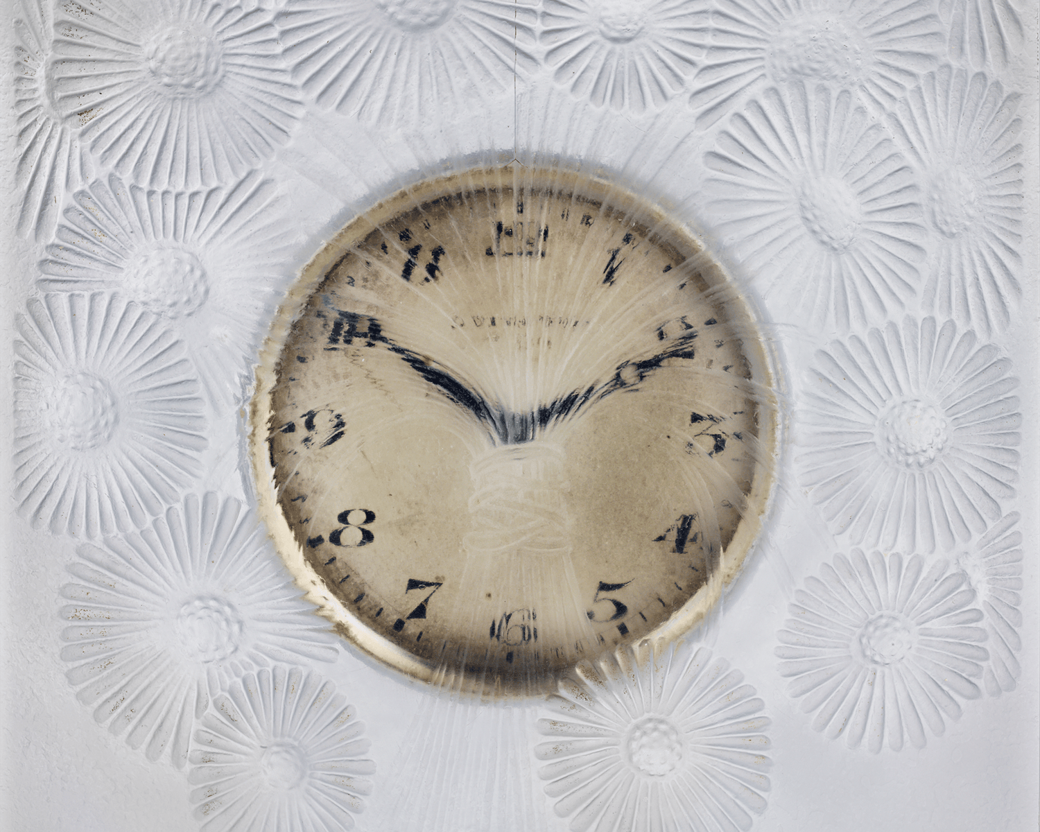 Marguerites Frosted Glass Clock by René Lalique