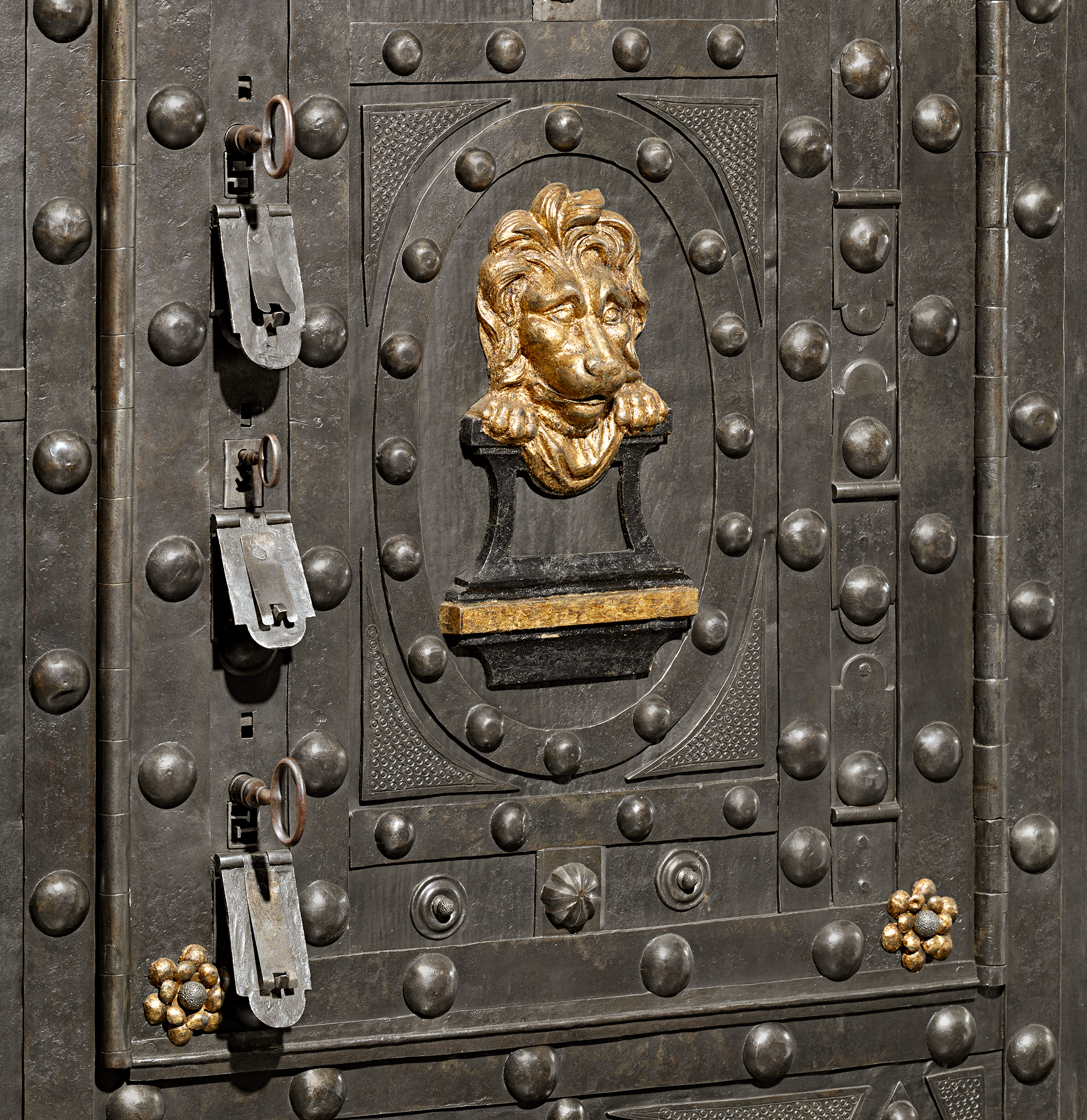 Italian Hobnail Floor Safe with Lion Head