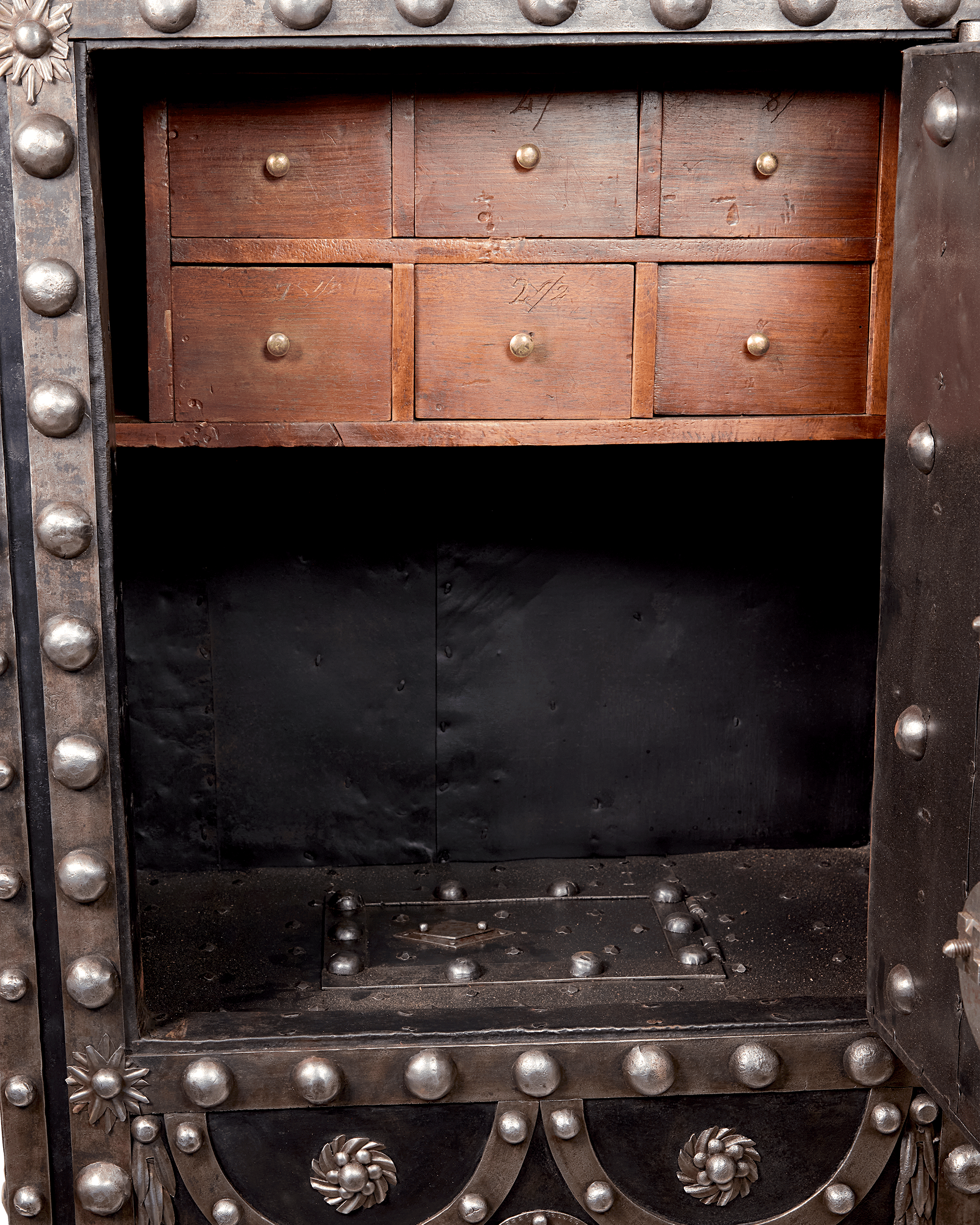 Italian Hobnail Floor Safe